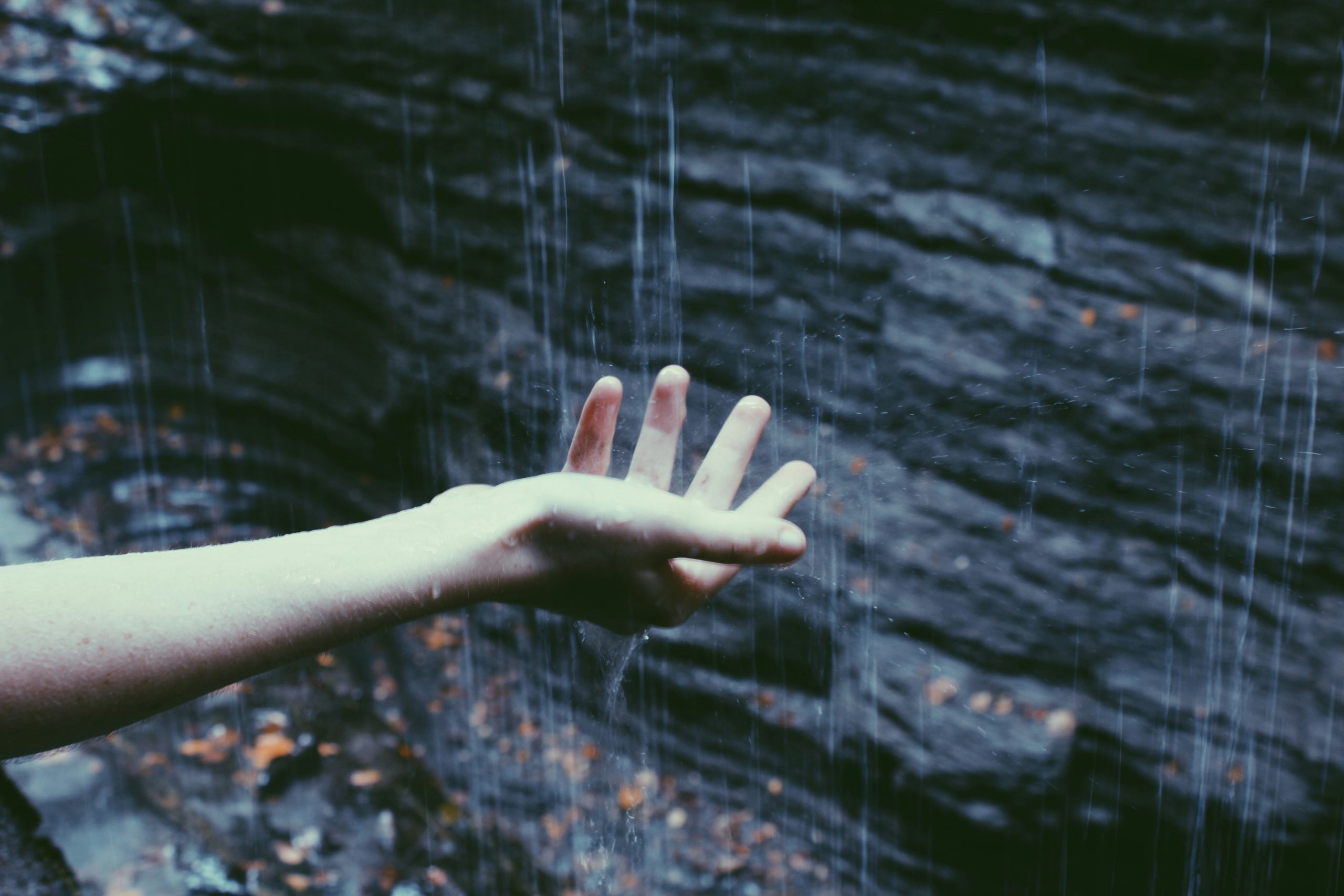 A climber's raw hands due to lack of gloves