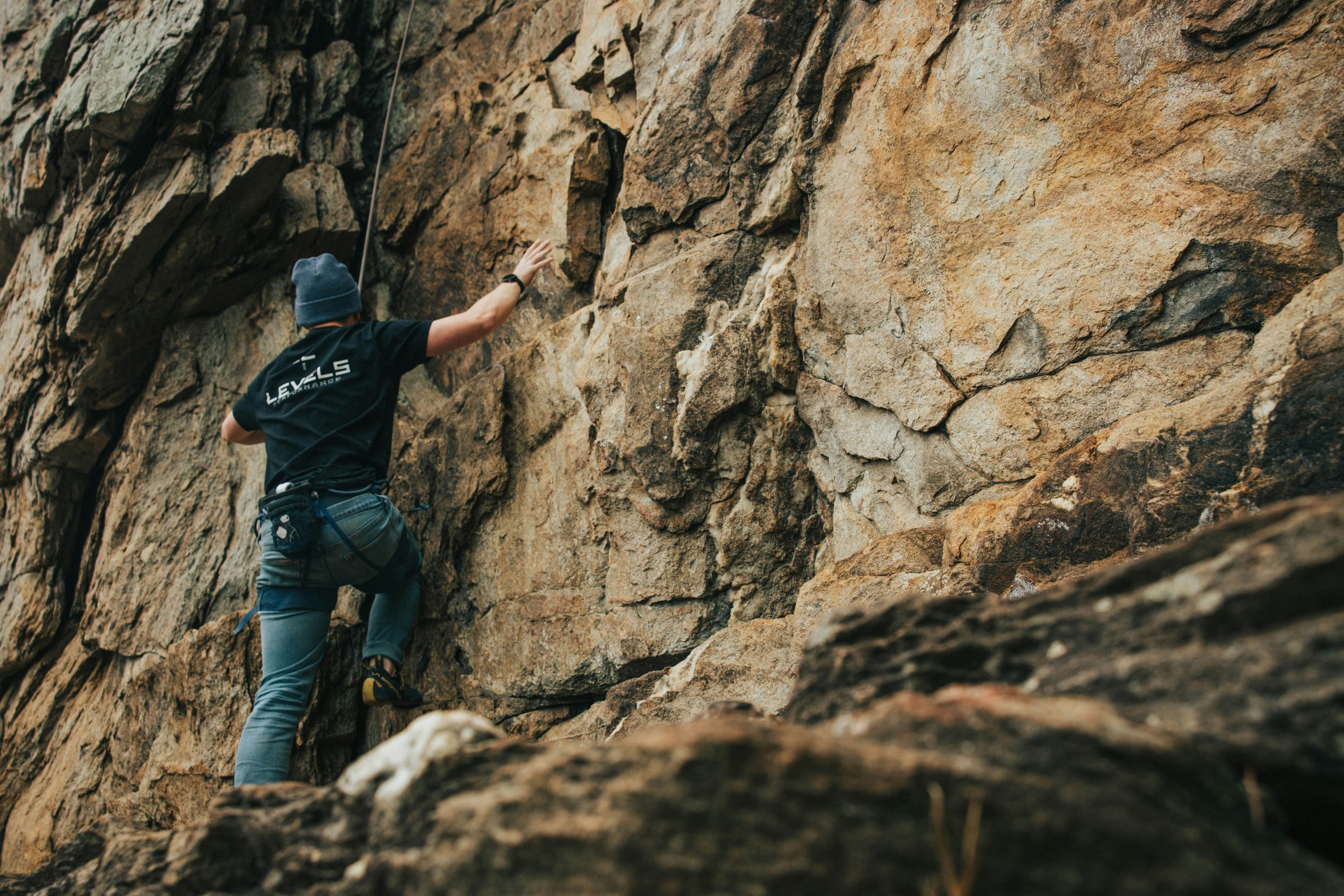 Climber maintaining grip thanks to protective gloves